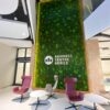 Mooswand im Business Center Košice als Blickfang im modernen Bürodesign Zöldfal panel irodai környezetben