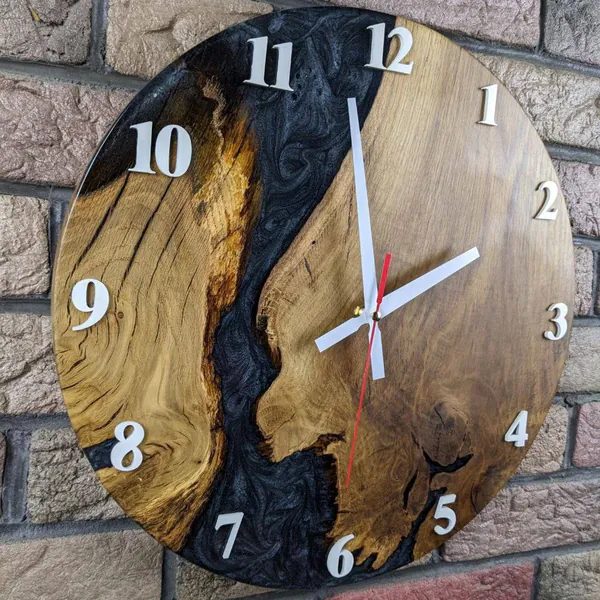 Design Wanduhr Eiche mit schwarzem Epoxidharz & Perlmutt Dizájn tölgyfa epoxi falióra fekete gyantával és gyöngyházzal
