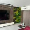 Modernes Wohnzimmer mit integrierter Mooswand in verschiedenen Farben Modern nappali beépített színes zöldfallal