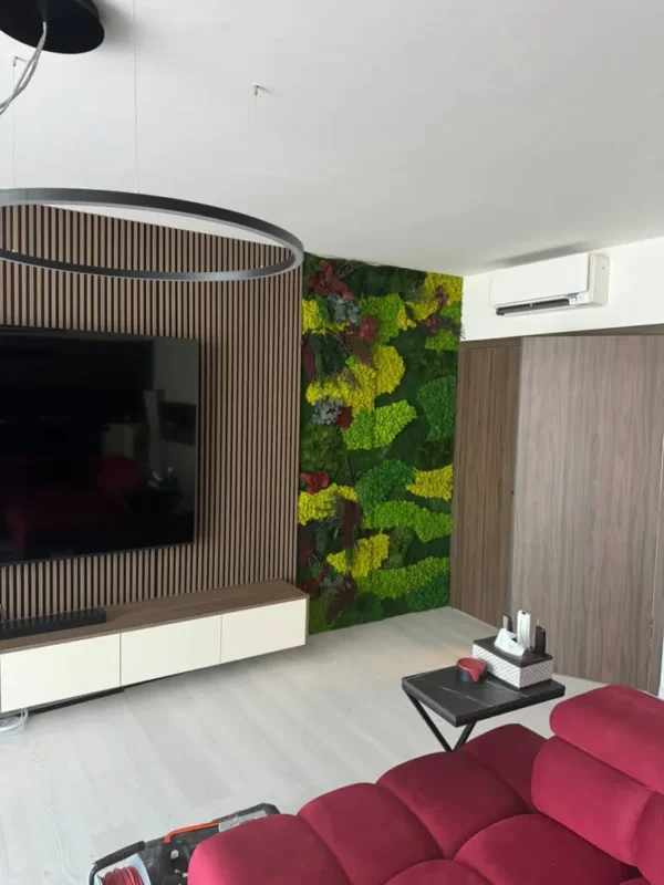 Modernes Wohnzimmer mit integrierter Mooswand in verschiedenen Farben Modern nappali beépített színes zöldfallal
