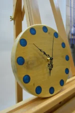 Tömör fa falióra epoxigyantával (23 cm), világos fa kör alakú kék epoxigyanta órajelölésekkel és fekete mutatókkal.