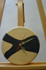 Tömör fa falióra epoxigyantával (23 cm), világos fa fekete epoxigyanta folyóval és arany mutatókkal, állványon.