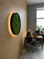 LED világítású moha falióra oldalnézetből fapaneles irodafali háttérrel