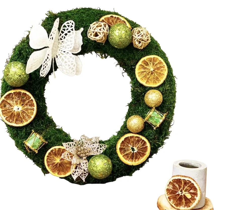 Weihnachtskranz-aus-Moos-Fruechten-und-Dekorationen_result Kerek karácsonyi mohakoszorú szárított gyümölcsszeletekkel és ünnepi díszekkel