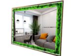 Téglalap alakú moha tükör barna fakerettel és LED világítással, amely egy modern szobát tükröz vissza.