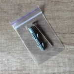 Tiplik és csavarok a különböző fali dekorációk falra szereléséhez.