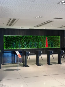 Modern irodai recepció nagy mohafal logóval a falon