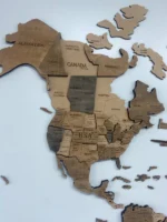 3D fa világtérkép natúr stílusban, Észak-Amerika részletgazdag gravírozása különböző barna árnyalatokban.