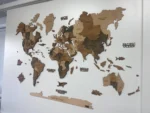 3D fa világtérkép natúr stílusban, különböző barna árnyalatokban, fehér falon, óceánok felirataival.