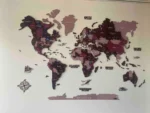 Többrétegű 3D fa világtérkép bordó, krém és barna színekben, fali dekoráció iránytűvel.
