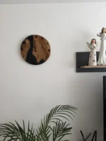 Fekete falióra fából és epoxiból fekete számlappal