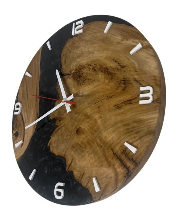 Wanduhr-in-Schwarz-Weiss-aus-Eiche-und-Epoxid_result Falióra tölgyfából és epoxigyantából, a fa és a gyanta illeszkedése